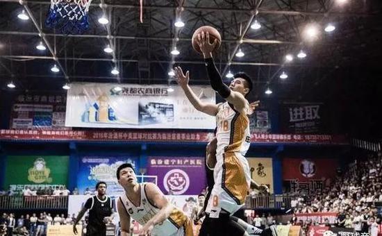 职业球员如何通过联赛提升竞技水平_2